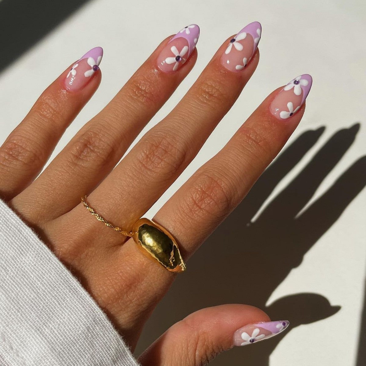 Kunstnagelset mit bunten Blüten und kreativem French-Design Brehn
