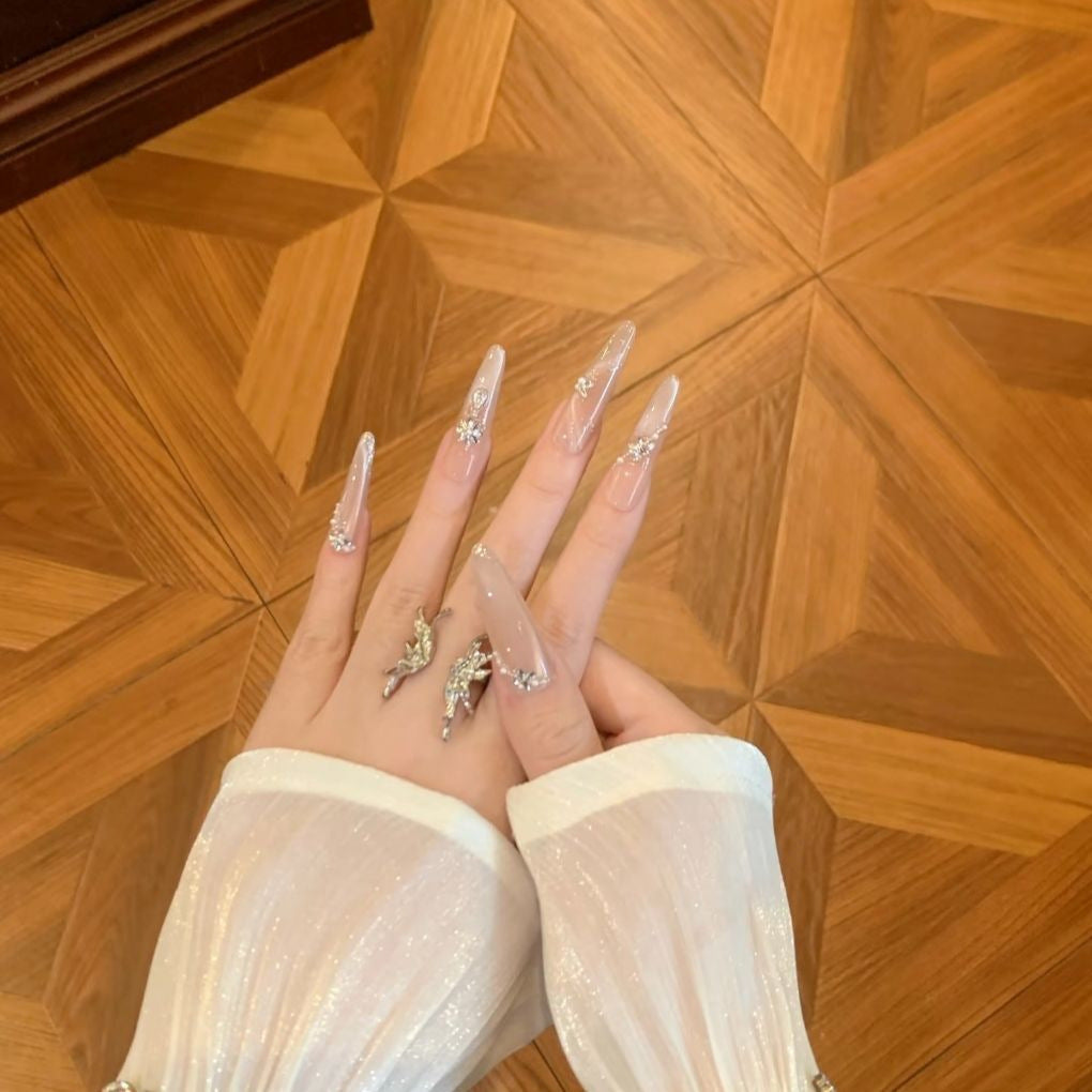 Exquisite Stiletto-Nagelverlängerungen mit Kristallakzenten