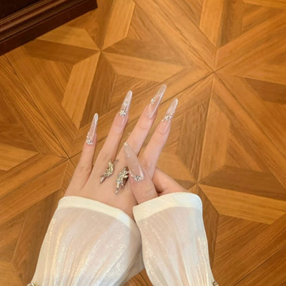 Exquisite Stiletto-Nagelverlängerungen mit Kristallakzenten