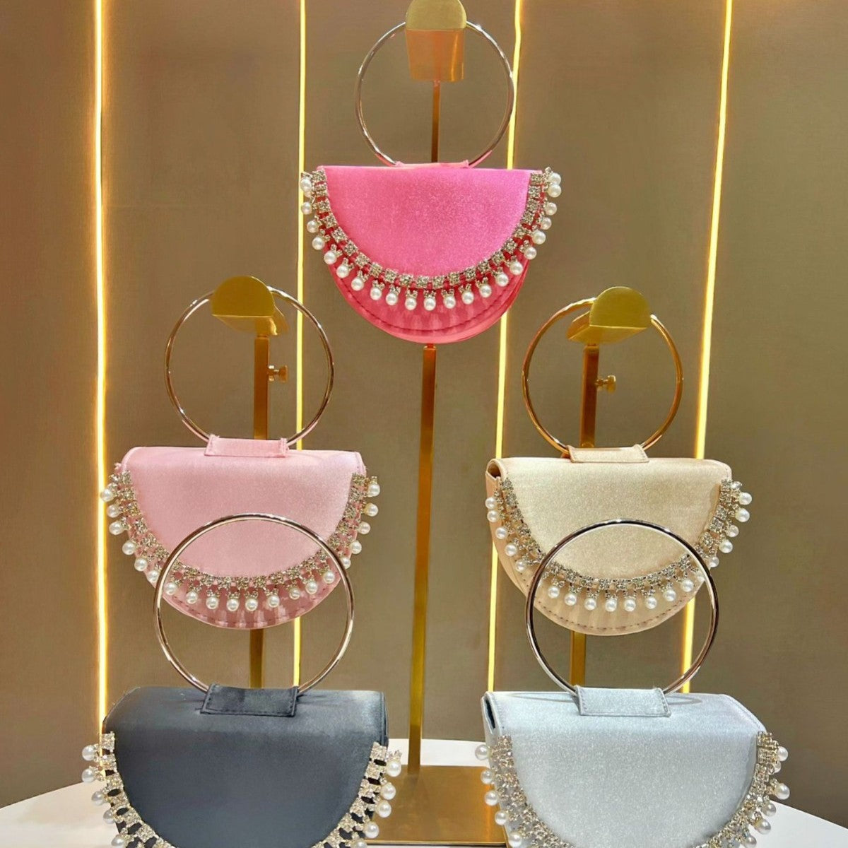 Perlenakzentierte Abend-Clutch