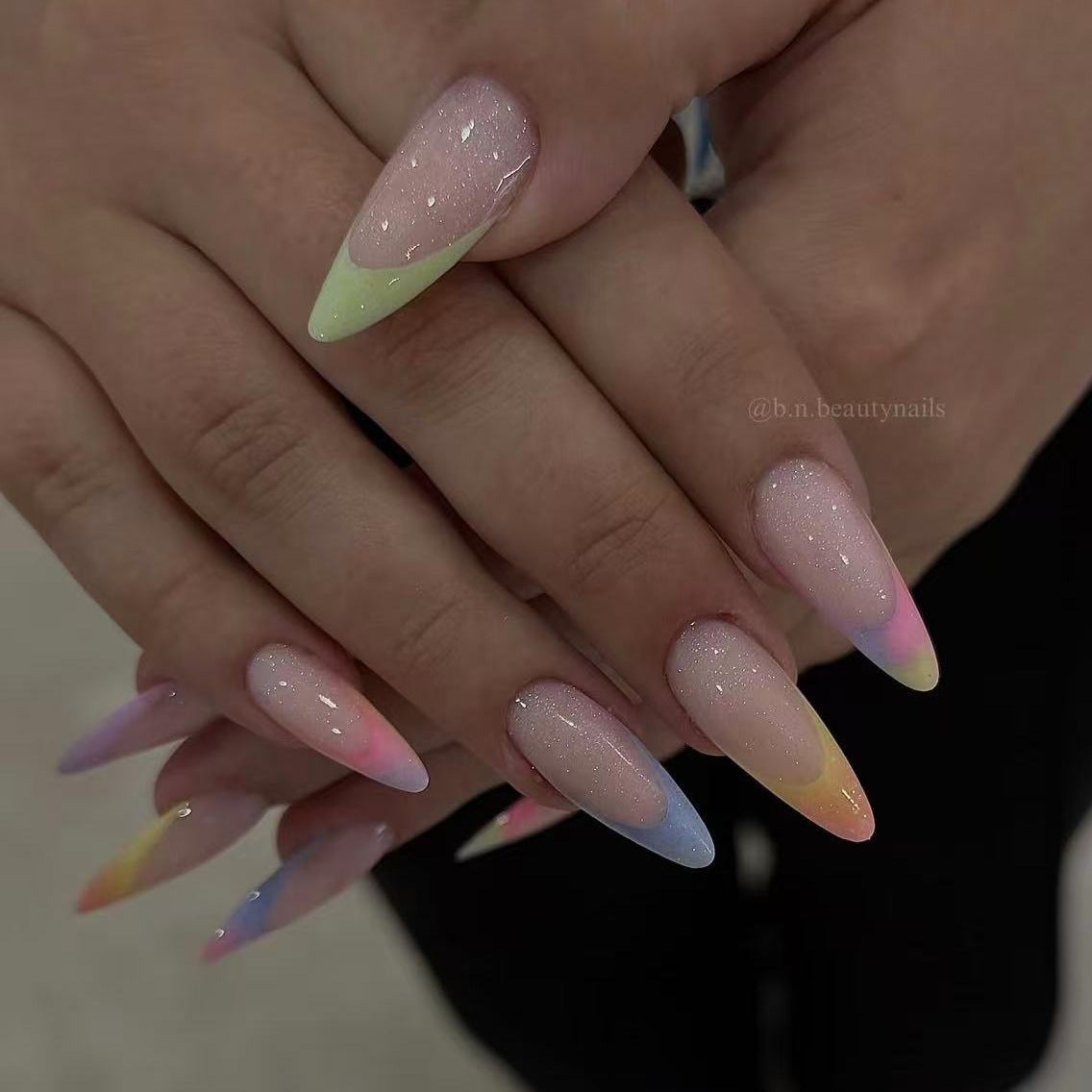 Kunstnagelset mit trendigem Farbverlauf und Glitzerakzenten Brehn