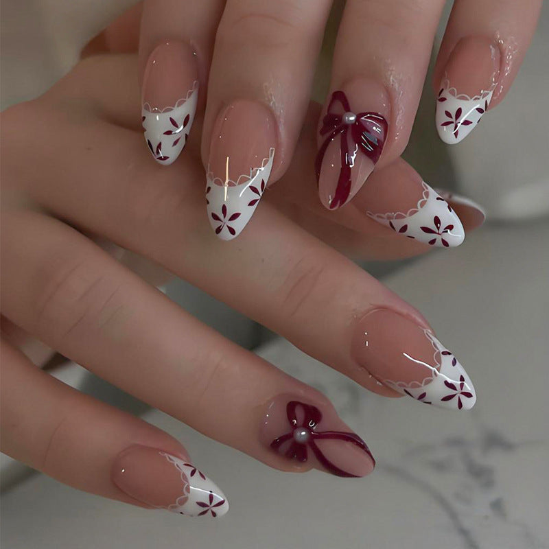 Kunstnagelset mit eleganten Schleifen- und Blumendetails Brehn