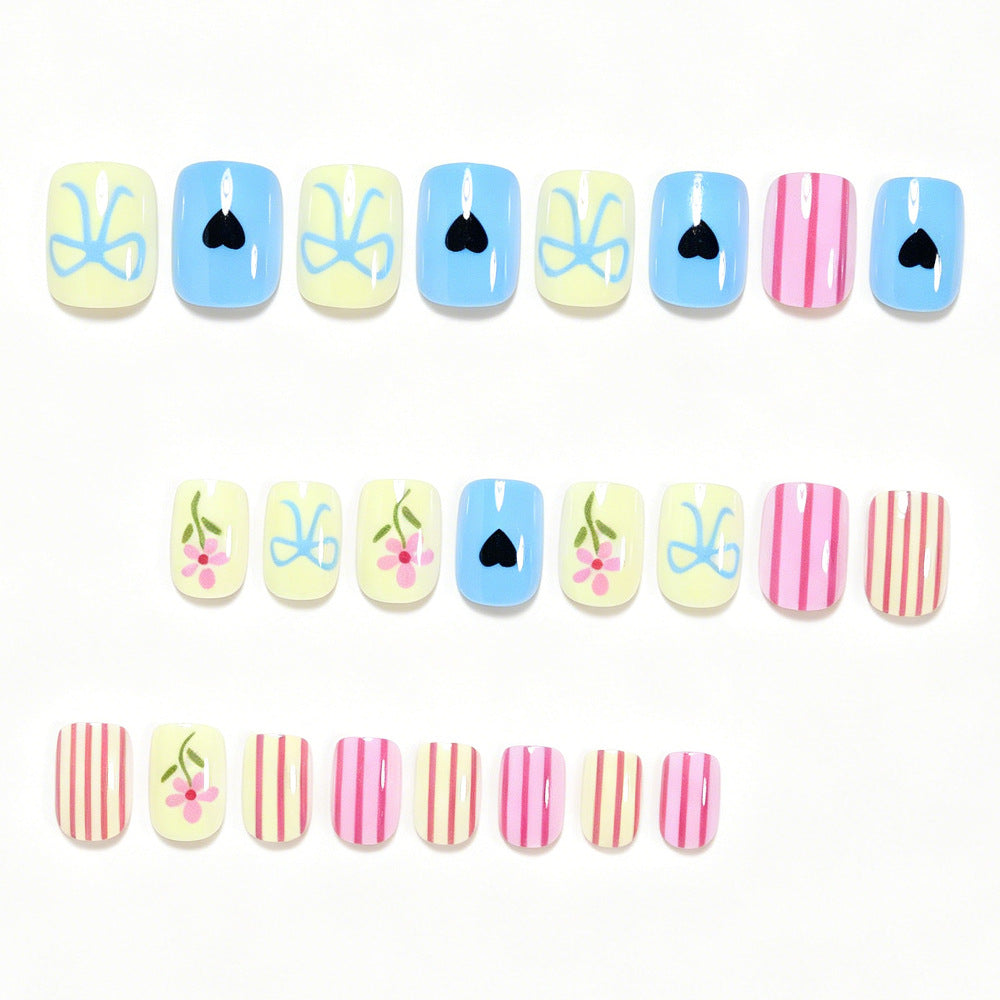 Dekoratives Nagelkunst-Set mit floralen Motiven Brehn
