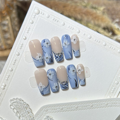 Dekoratives Press-On Nagelkunst-Set mit floralen und edelsteinartigen Details Brehn