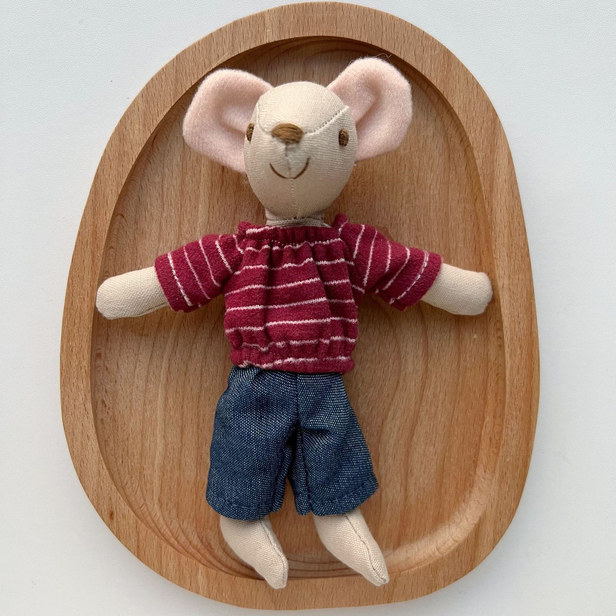 Handgefertigte Bio-Baumwolle Hasenpuppe mit Leinenjacke und karierten Shorts