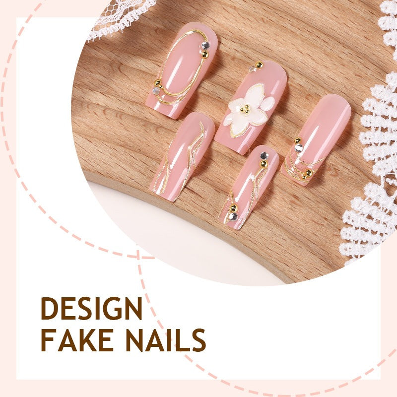 Elegantes Kunstnagelset mit dekorativen Blüten- und Goldverzierungen Brehn