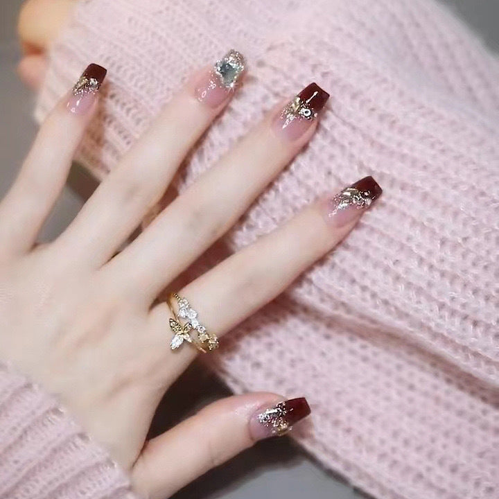 Kunstnägel mit Glitzerverzierungen und eleganten Akzenten Brehn