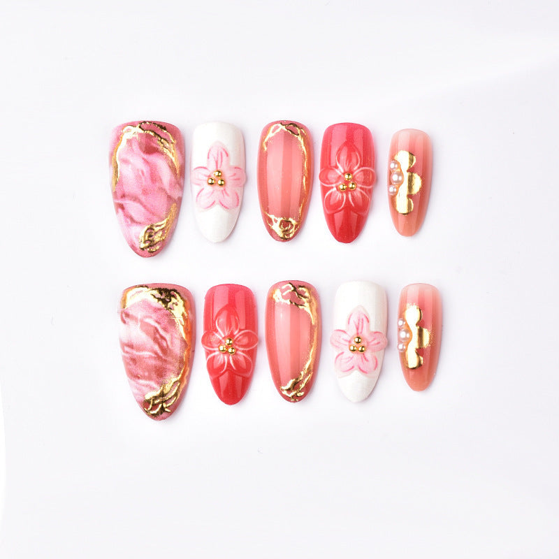 Kunstvolle Nagelspitzen mit floralem Touch Brehn