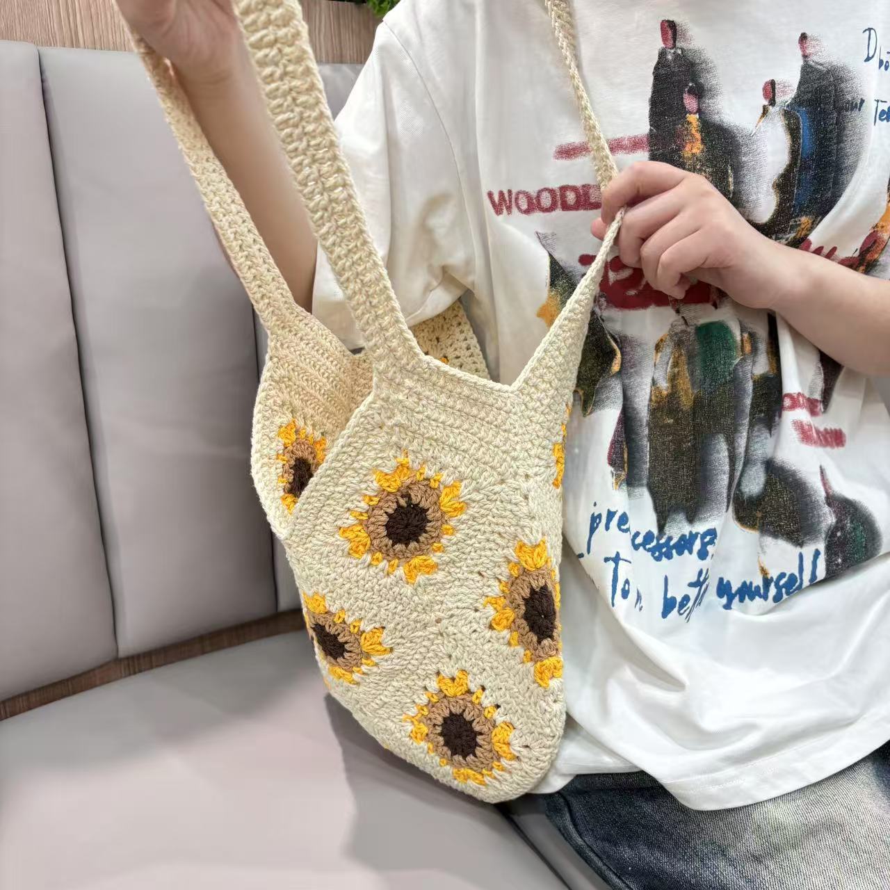 Handgeknüpfte Umhängetasche mit Sonnenblumen-Motiv Brehn