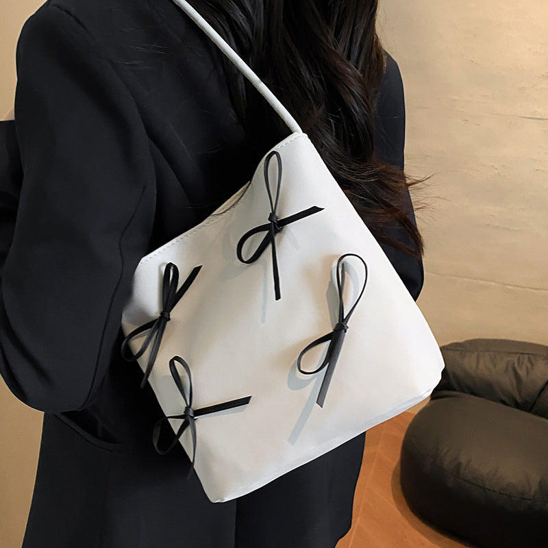 Schultertasche mit Schleifenverzierung