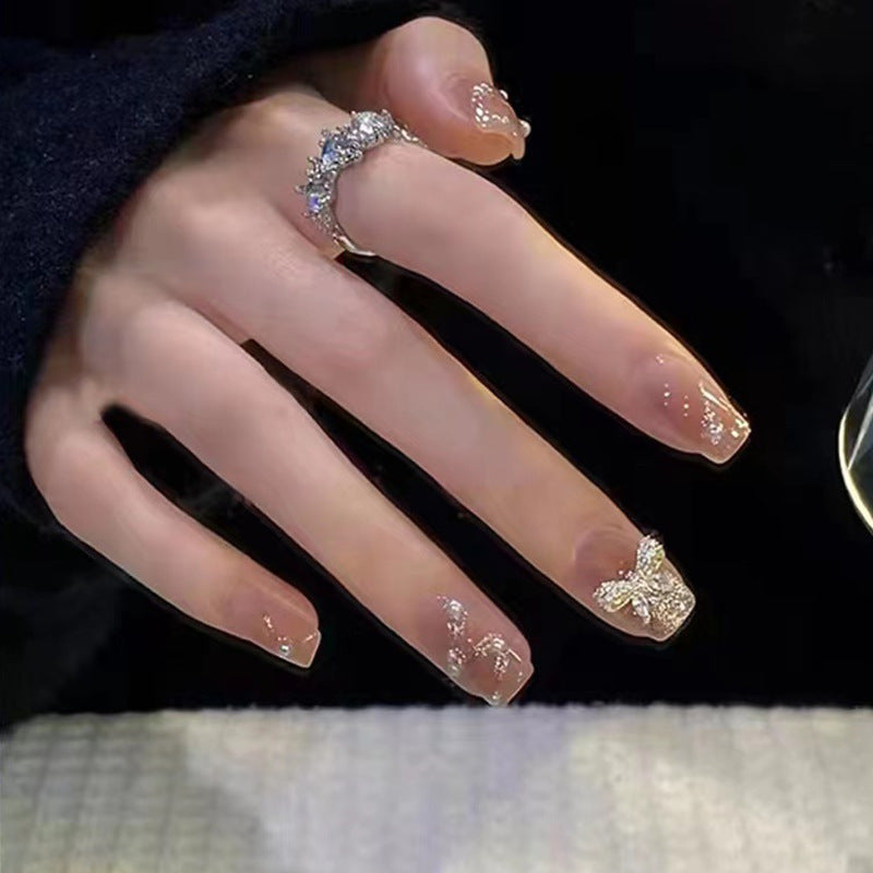 Kunstnägel im eleganten Design mit 3D-Schmetterlingen und Glitzerakzenten Brehn