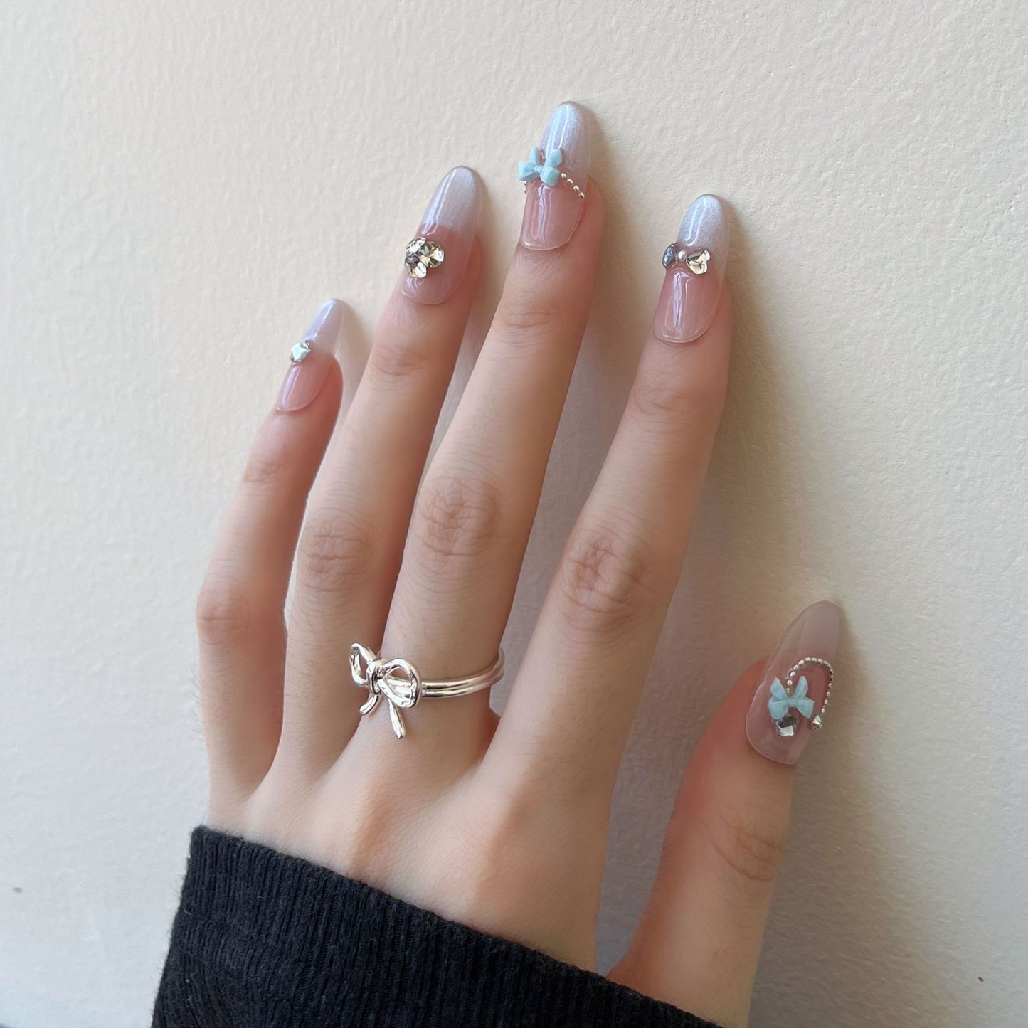 Dekorative Press-On Nagelkunst mit 3D Akzenten Brehn