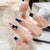 Kunstnagelset mit glamourösen 3D-Rosen-Details und eleganten Glitzerakzenten Brehn