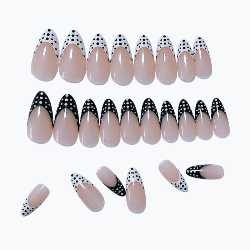 Stylishes gepunktetes Press-On-Nail-Design Brehn