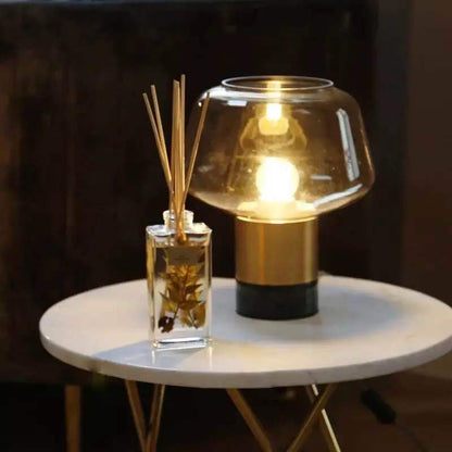 Künstlerische Tischlampe mit geometrischem Design