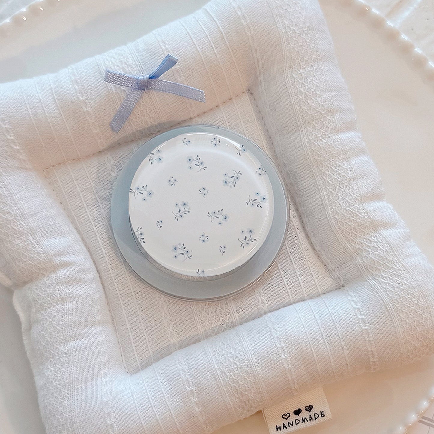 Eleganter und funktionaler Untersetzer mit floralem Design Brehn