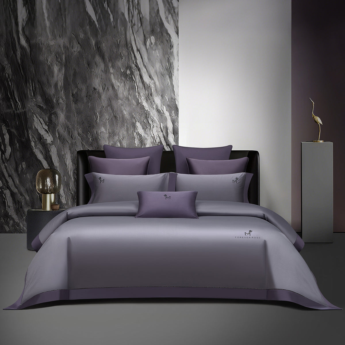 Luxuriöses Satin-Feel Wendebettwäsche-Set mit bestickten Monogramm-Kissenbezügen