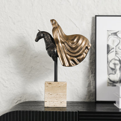 Künstlerische Pferdekopf-Skulptur mit fließendem Umhang