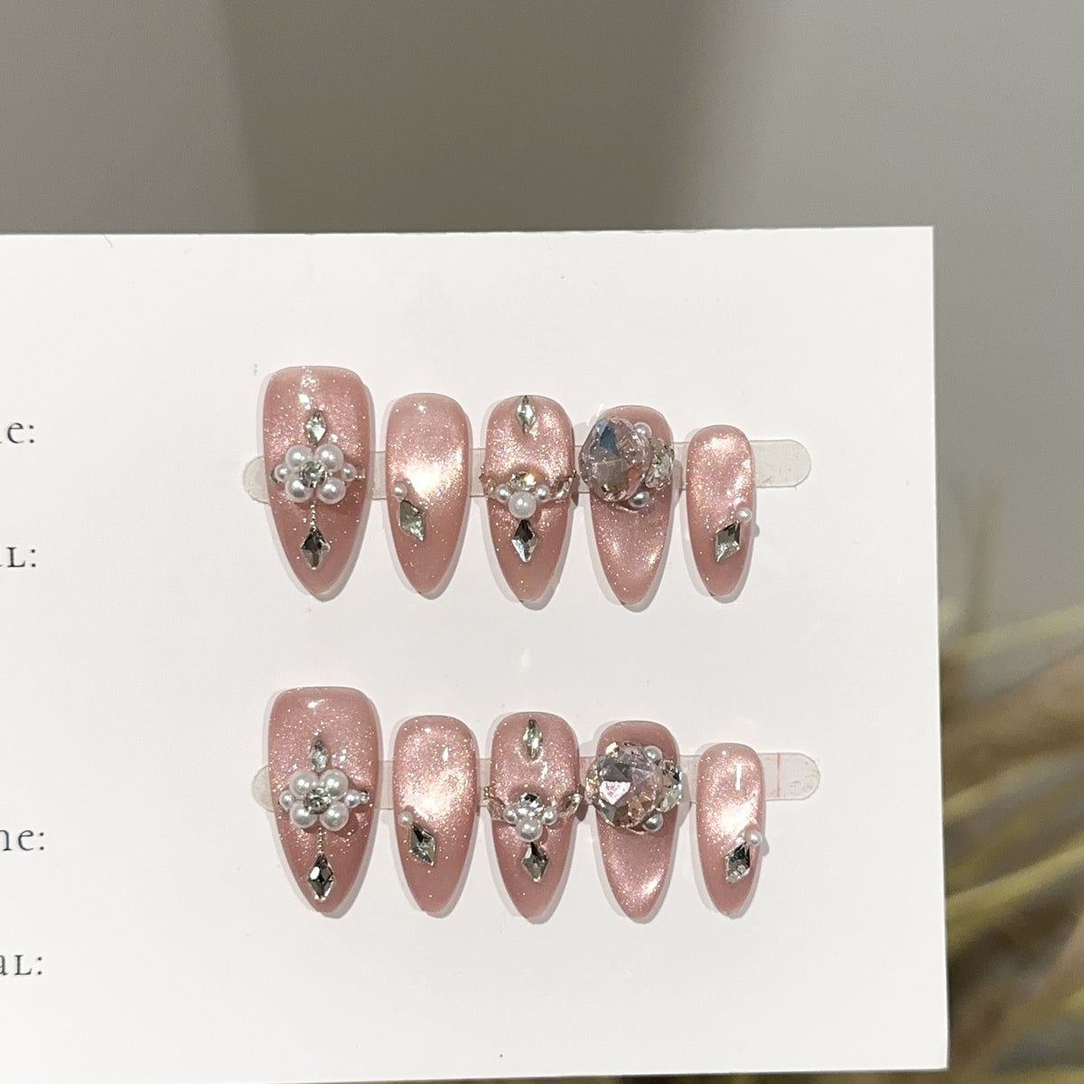 Glamouröses Press-On Nagelkunstset mit Perlen- und Steinelementen