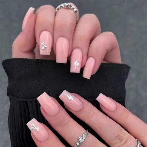 Kunstvolle Nagelset mit 3D-Blumen- und Schleifendetails Brehn