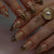 Kreatives Nagelset mit eleganten Goldverzierungen und funkelnden Akzenten Brehn