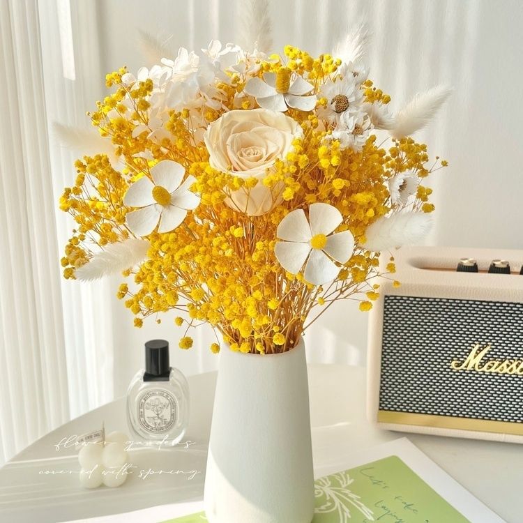 Trockenblumenarrangement in eleganter Vase