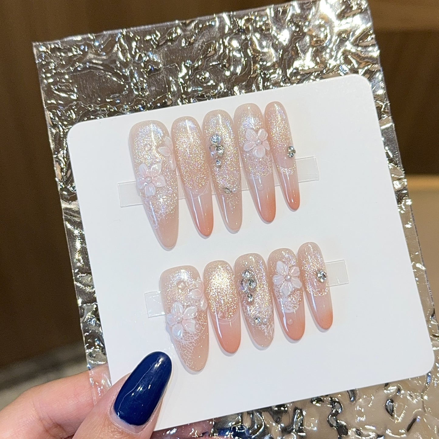 Künstliche Nägel mit Floralem Design und Glitzer Brehn