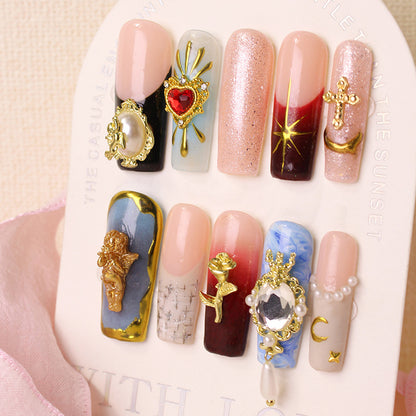Kunstnagelset mit kunstvollen Verzierungen und glamourösen Details Brehn