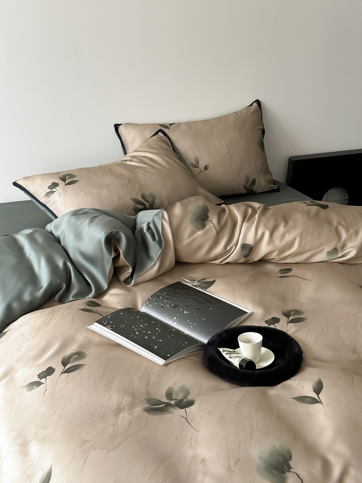 Luxus-Satin-Bettwäsche-Set mit floralem Druck und eleganten Kissenbezügen