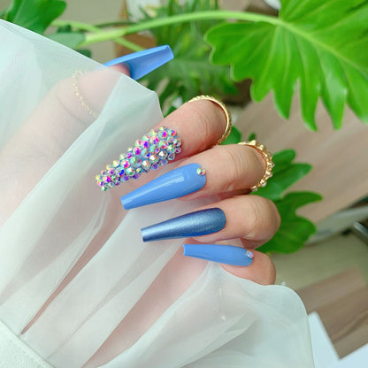 Glamouröse mit Strass verzierte Stiletto-Nägel