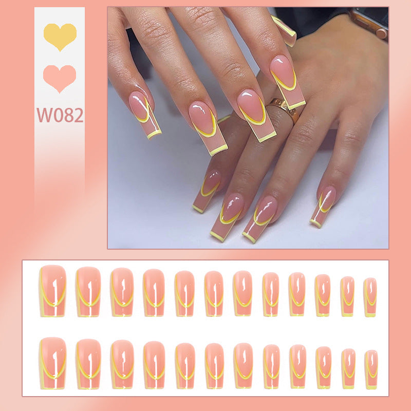 Kunstvolle Nagelspitzen mit geometrischem Design Brehn