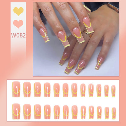 Kunstvolle Nagelspitzen mit geometrischem Design Brehn