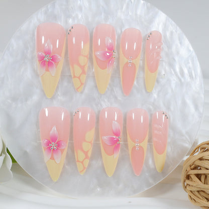Kunstnagelset mit elegantem Floral-Muster und schimmernden Akzenten Brehn