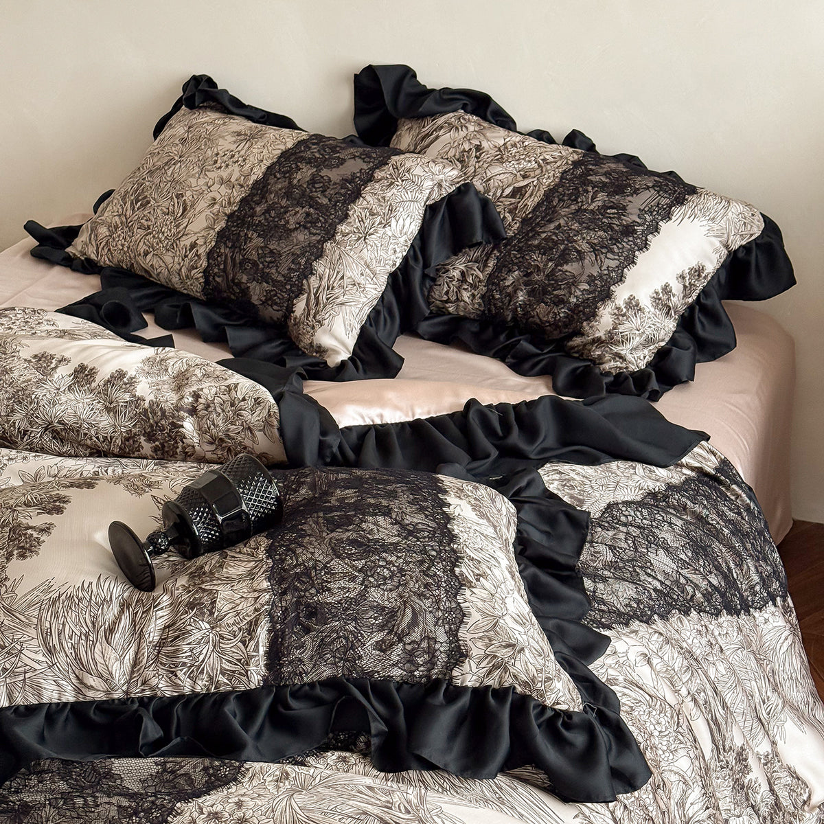 Luxuriöses Satin-Bettwäsche-Set mit Rüschenabschluss und detailreichem Toile-de-Jouy-Print Brehn