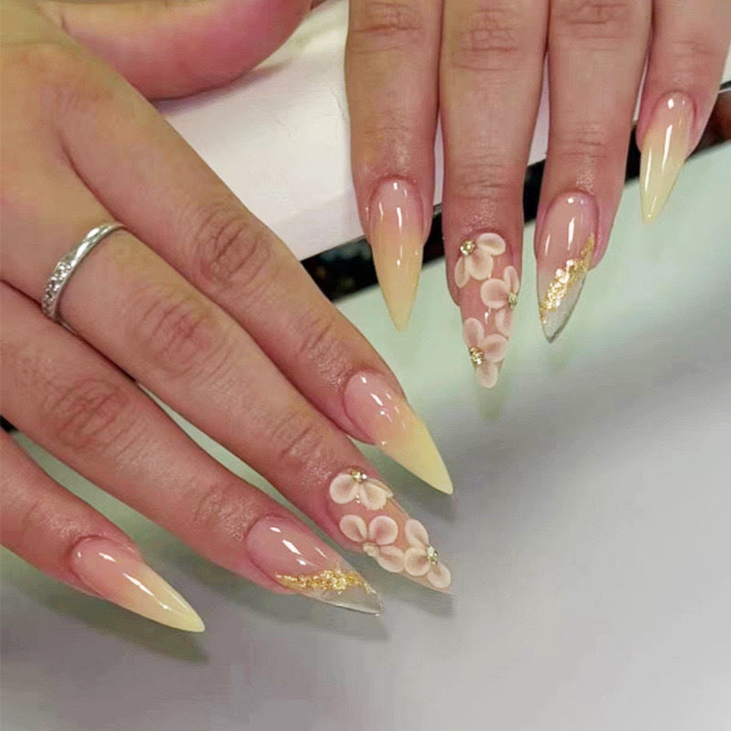Kunstnagelset mit filigranen Blütenverzierungen und elegantem Glanz Brehn