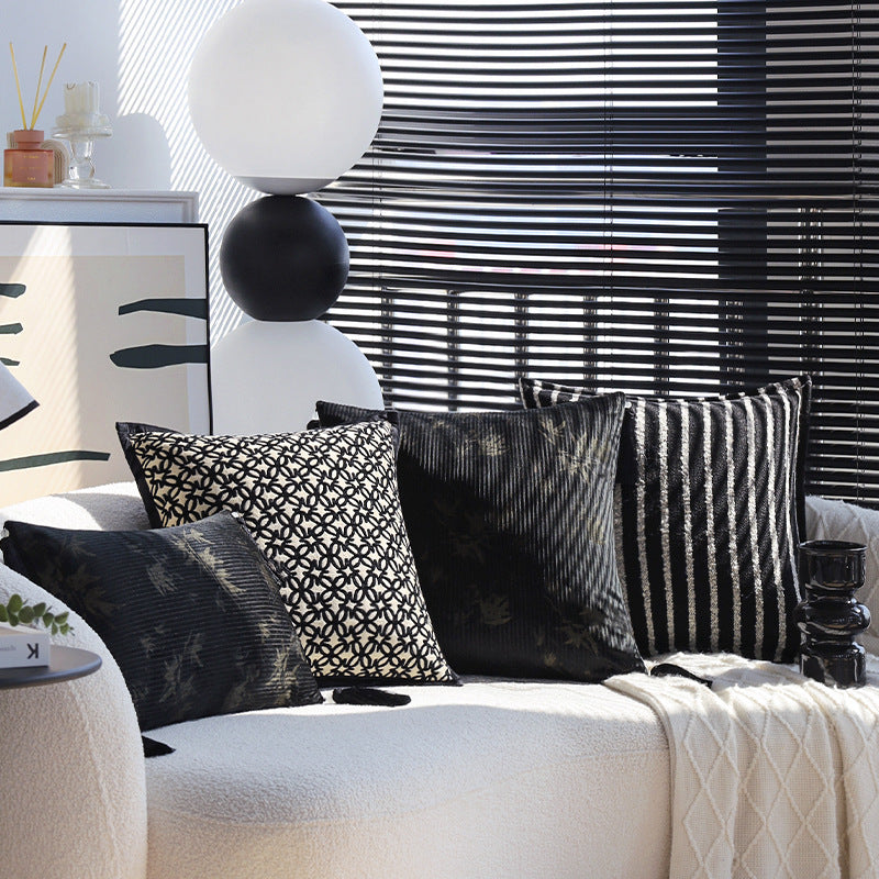 Quadratischer Samt-Kissenbezug mit reliefiertem Metallic‑Streifen und feiner Keder Brehn