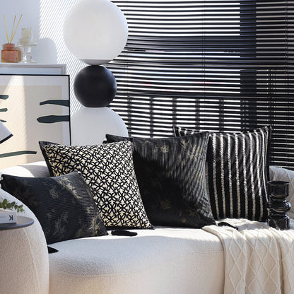 Quadratischer Samt-Kissenbezug mit reliefiertem Metallic‑Streifen und feiner Keder Brehn