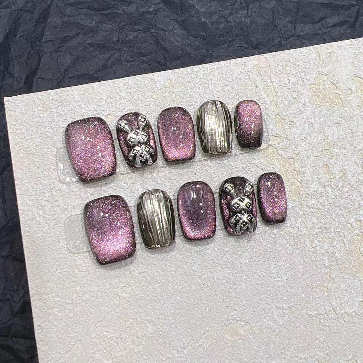 Glamouröses Press-On Nagelkunst Set mit eleganten metallischen Akzenten Brehn