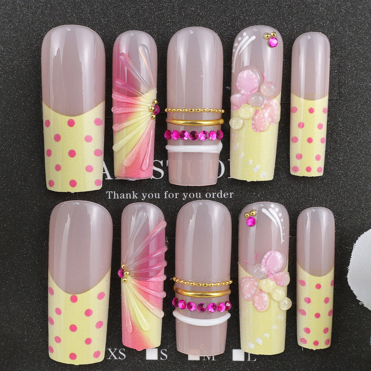 Kunstnagelset mit romantischen Blumen und verspielten Akzenten Brehn