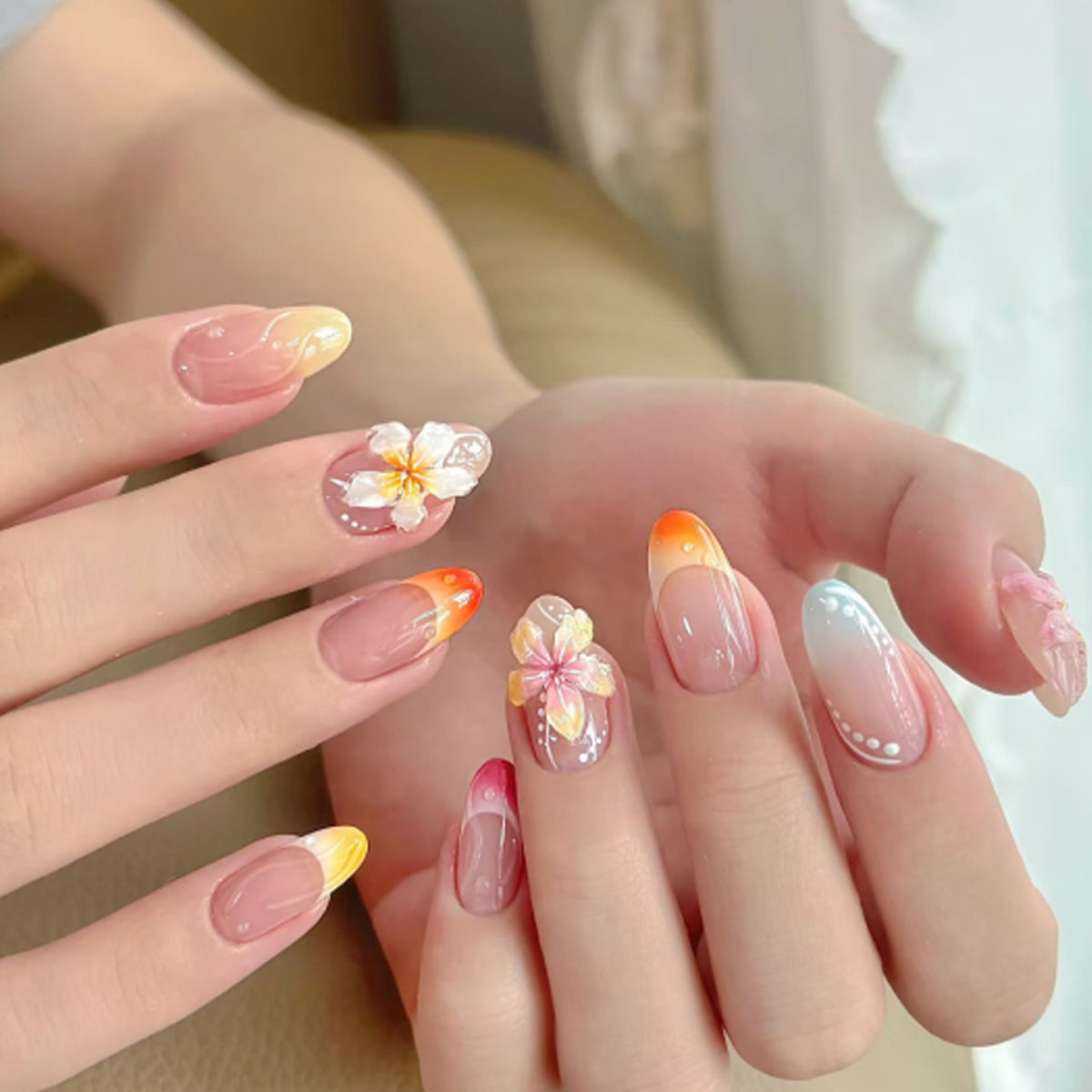 Kunstvolle Nageldesigns mit floralen Akzenten und sanften Farbverläufen Brehn
