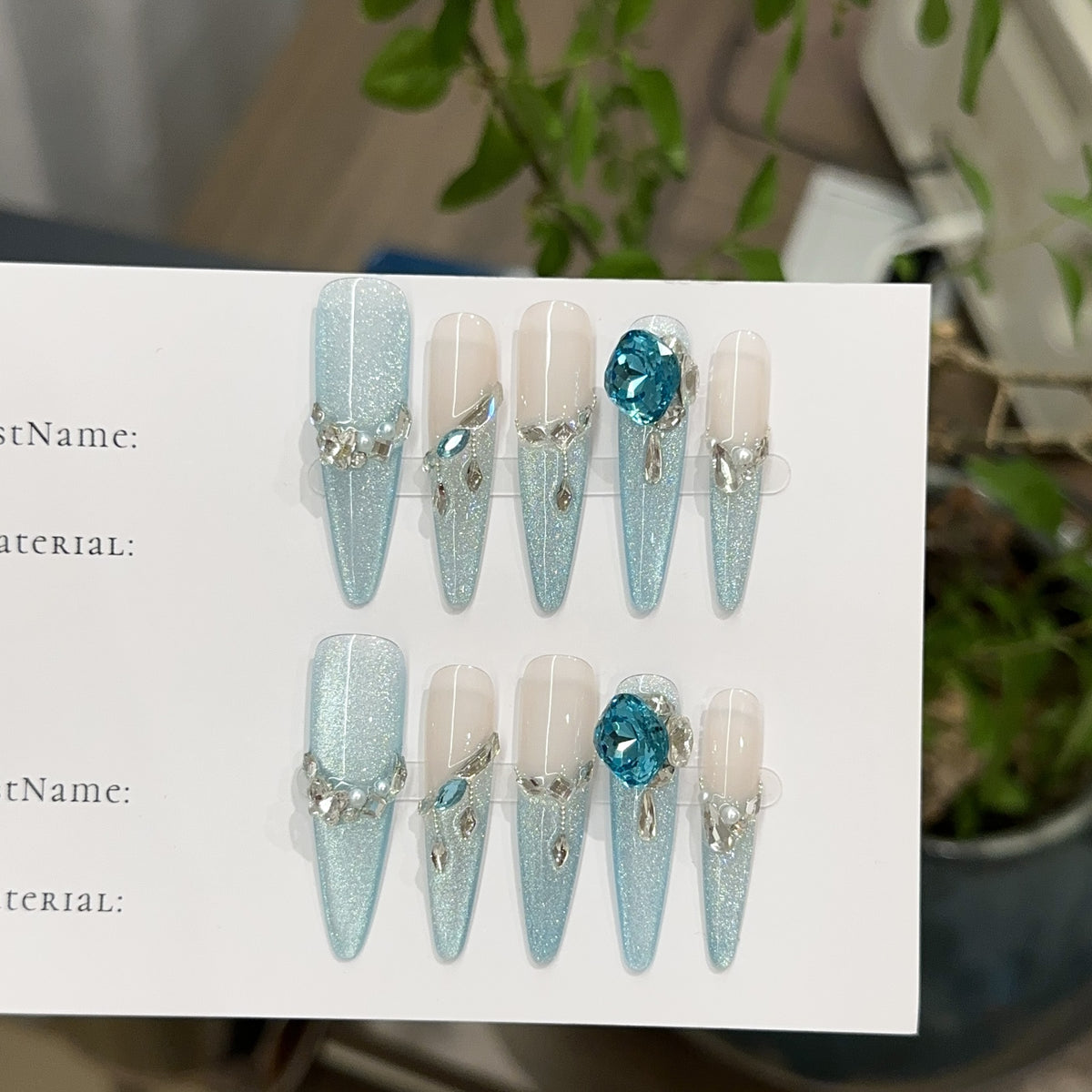 Glamourös Press-On Nagelkunstset mit Strassakzenten