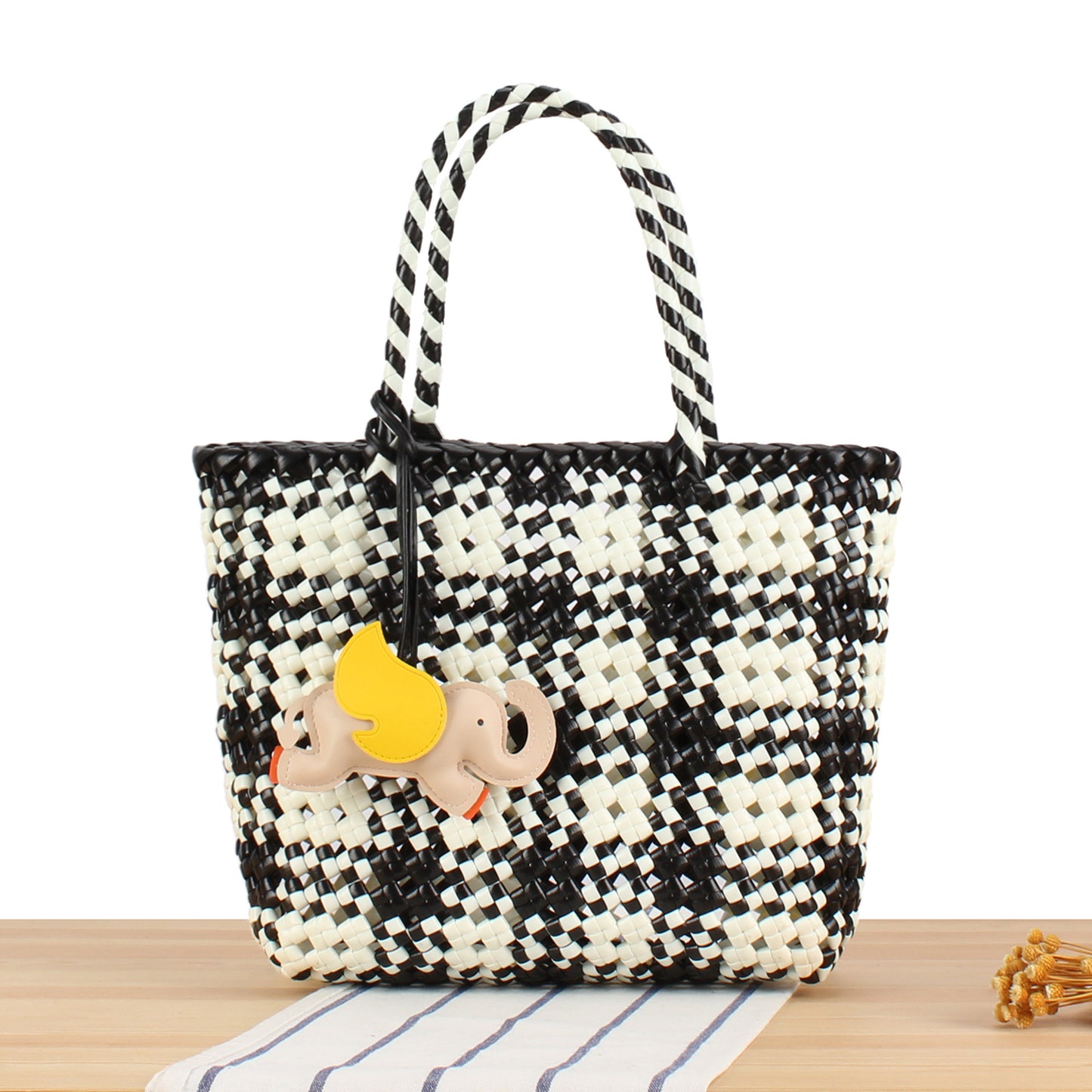 Kreative Basttasche mit Verspieltem Elefantenschmuck Brehn