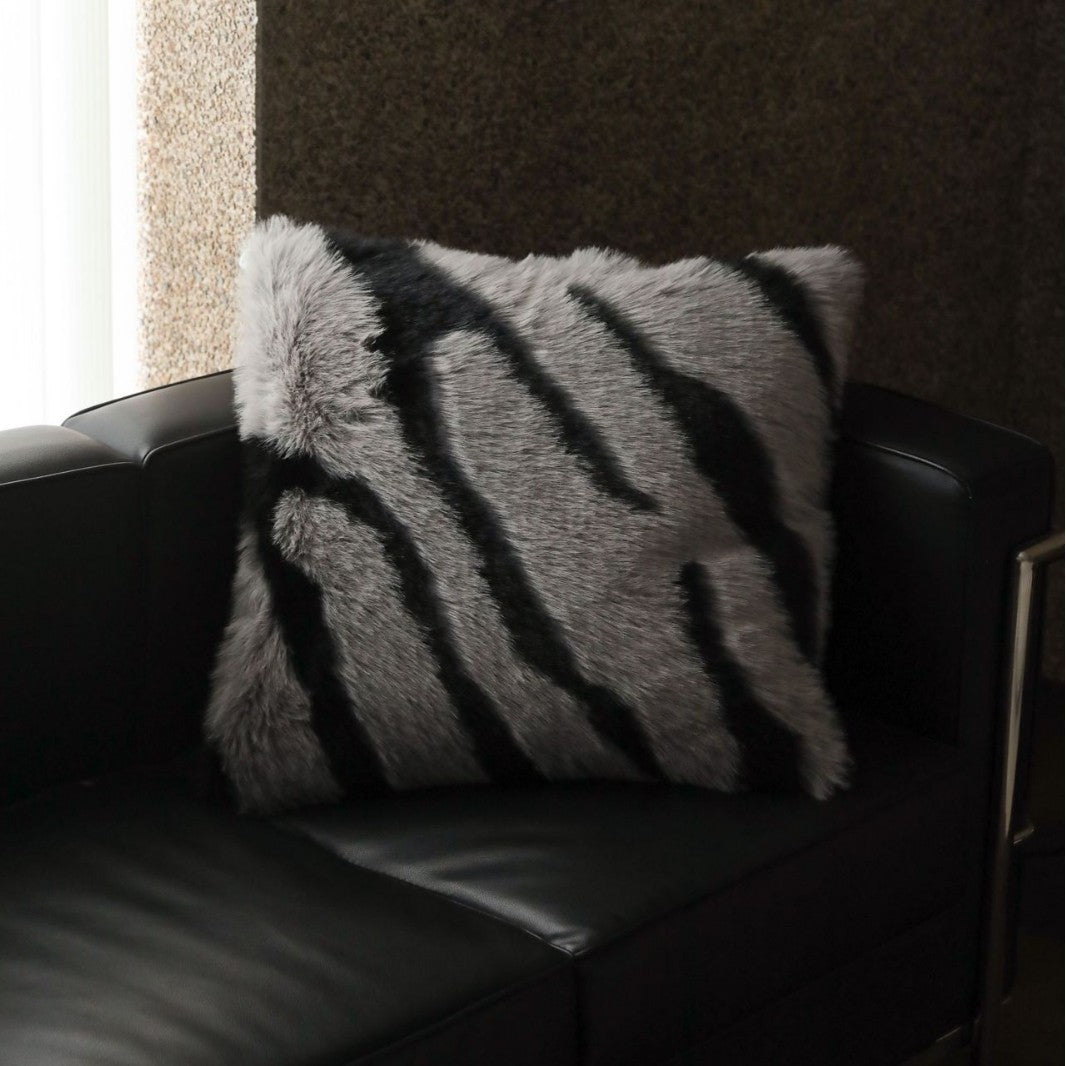Tagesdecke aus Kunstfell mit Zebra‑Optik und extra flauschiger Struktur