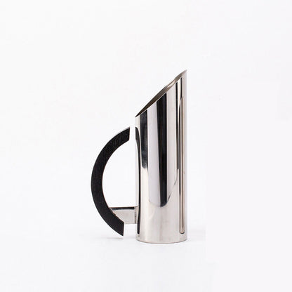 Stylischer geometrisch geformter Krug