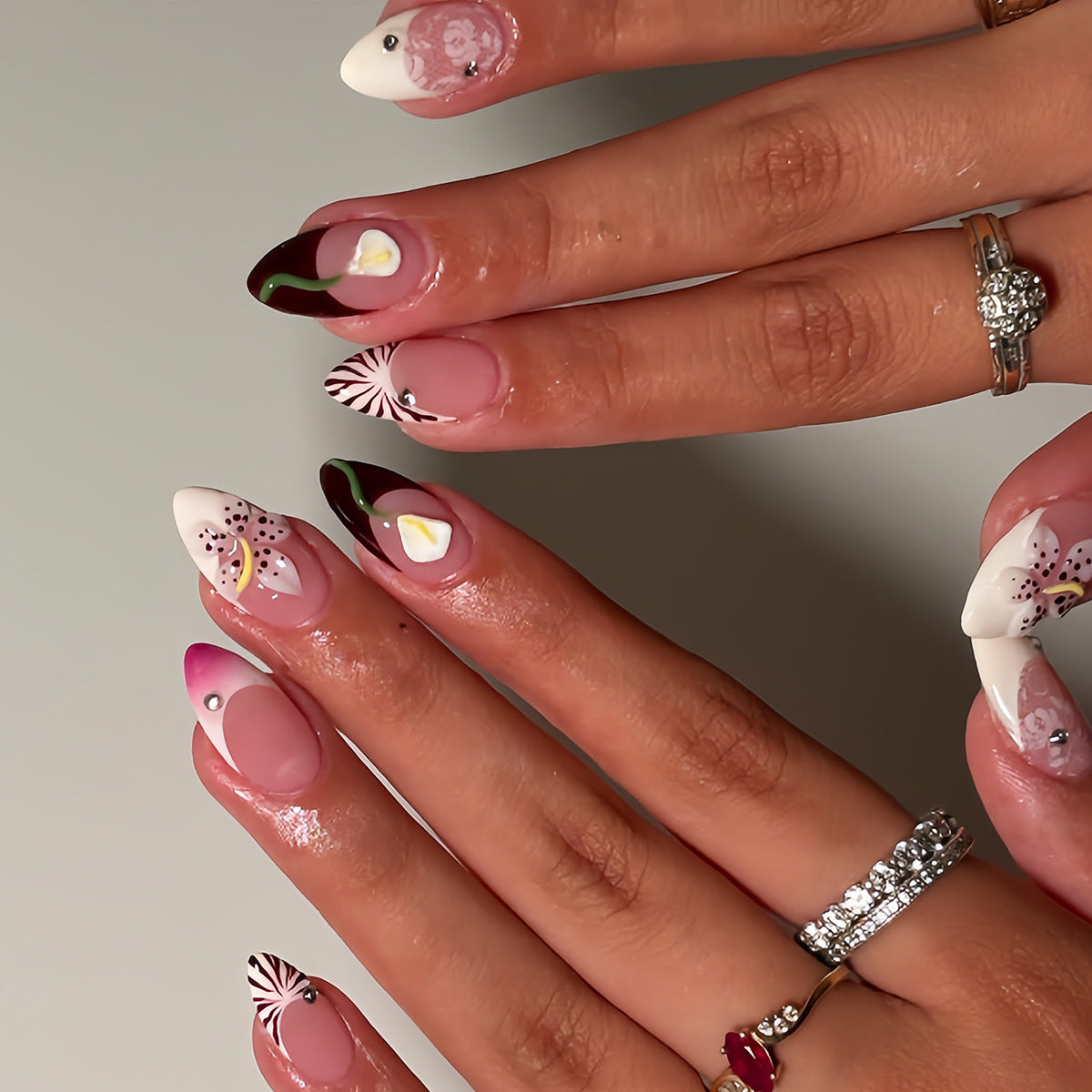 Kunstfingernägel mit Kreativen Floralen Designs und Glitzerakzenten Brehn
