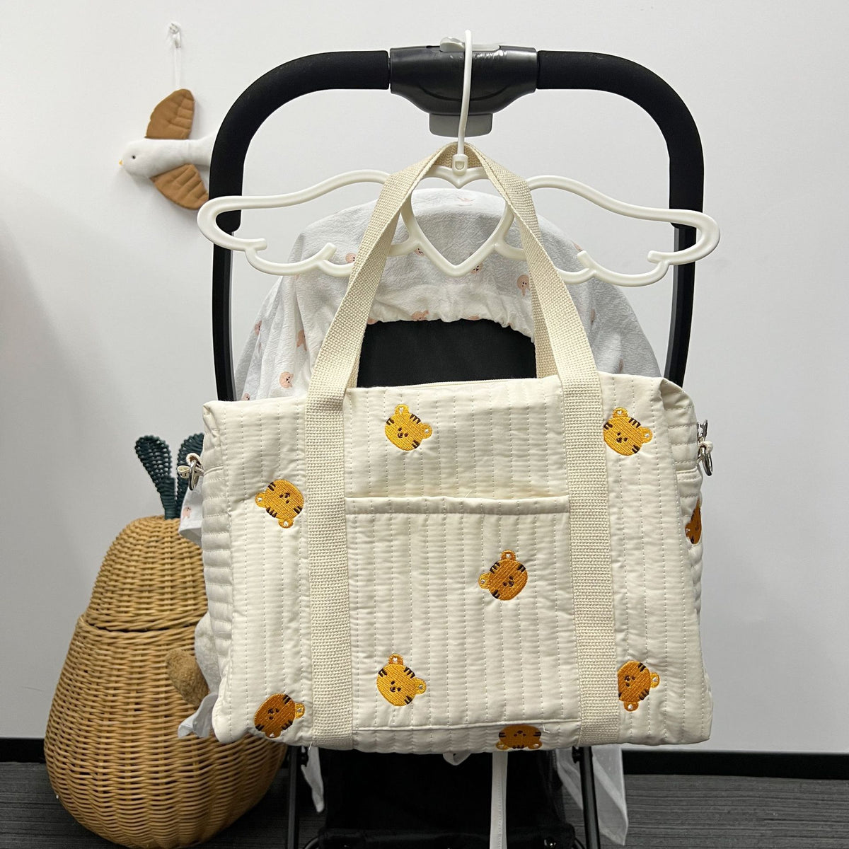 Gepolsterter Babywindel-Rucksack mit bestickten Plüschbären-Akzenten