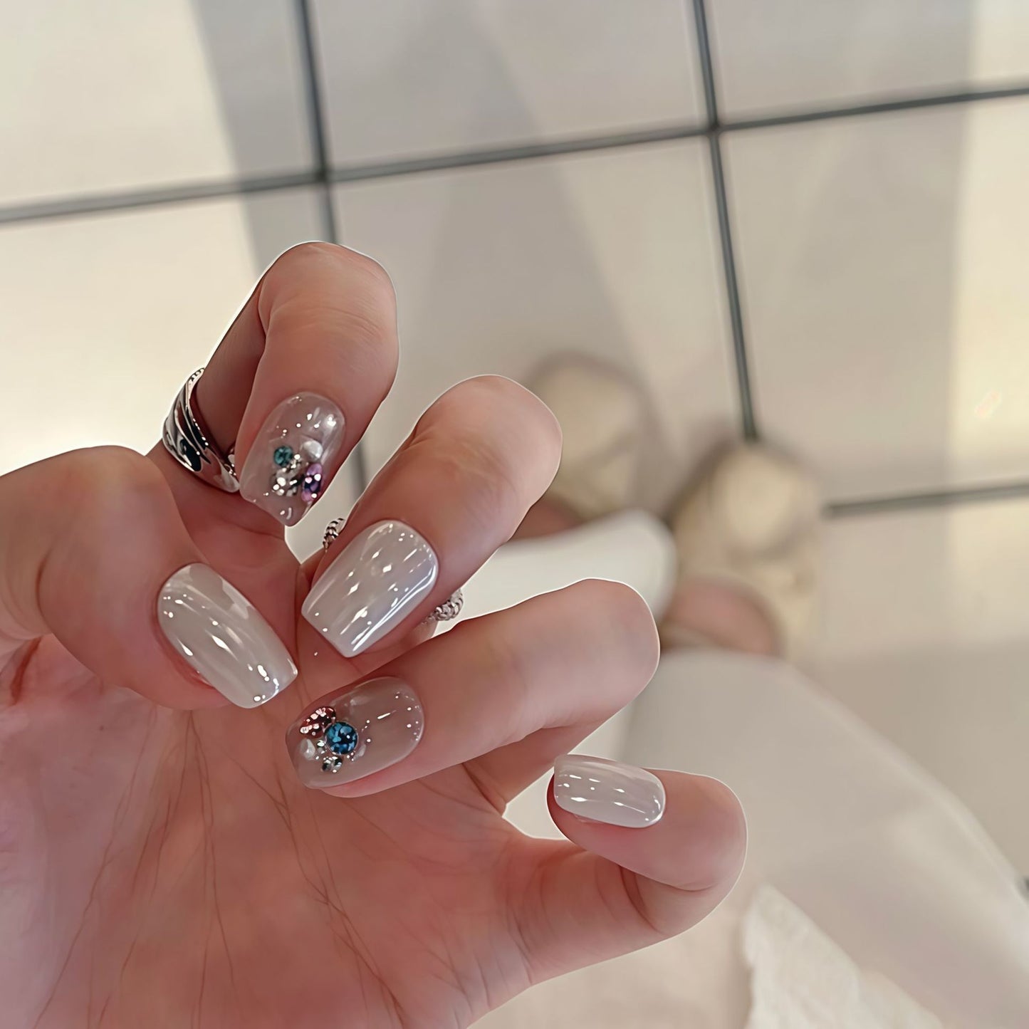 Kunstnägel mit Eleganten Schmuckakzenten Brehn