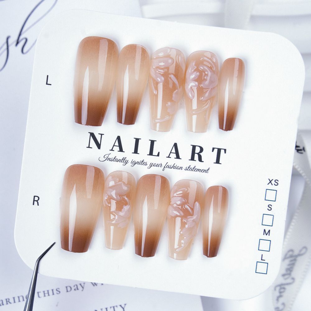 Künstlerisches Stiletto Press-On Nail Set mit floralen Verzierungen Brehn
