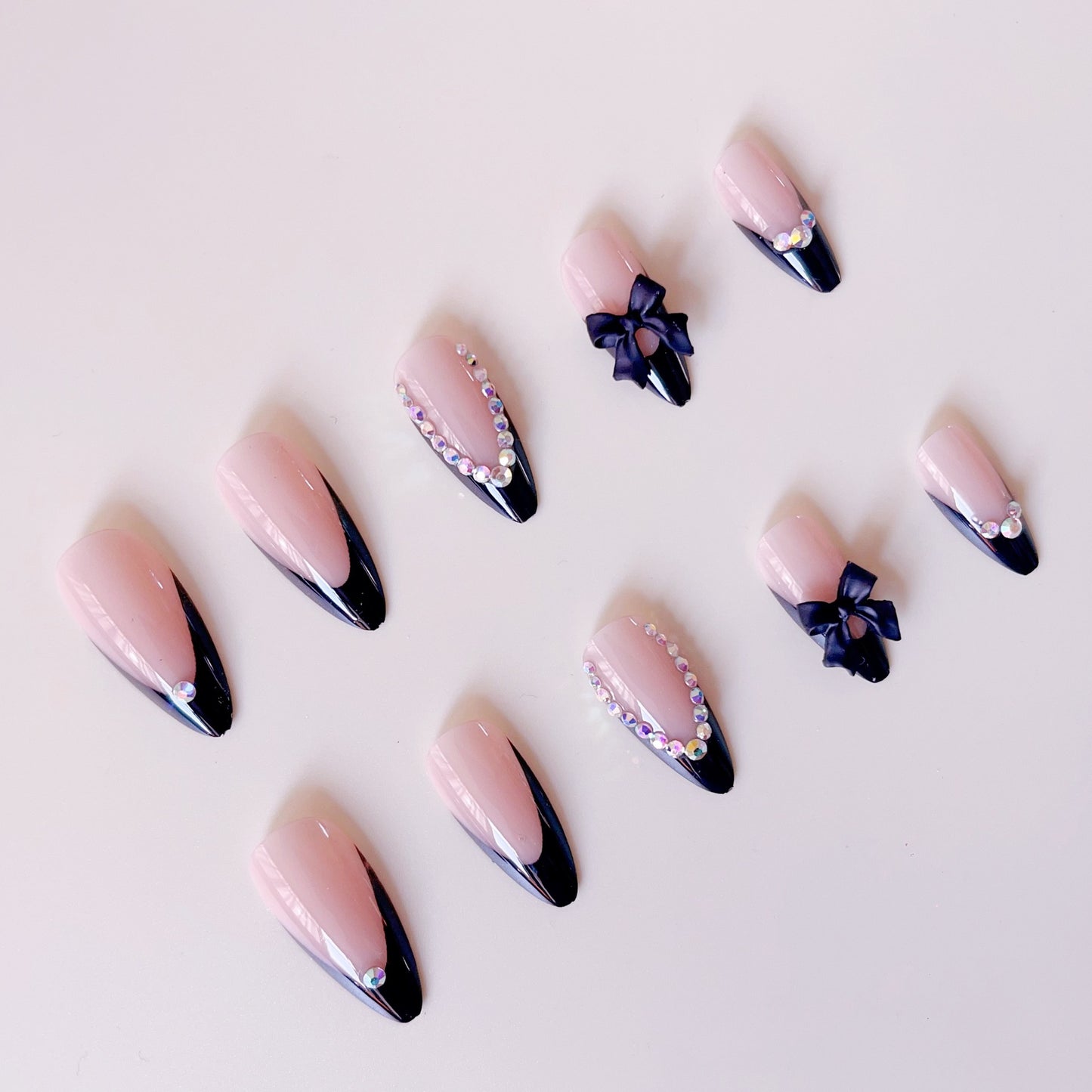Kunstnagelset mit glamourösen 3D-Schleifen und Strassverzierungen Brehn