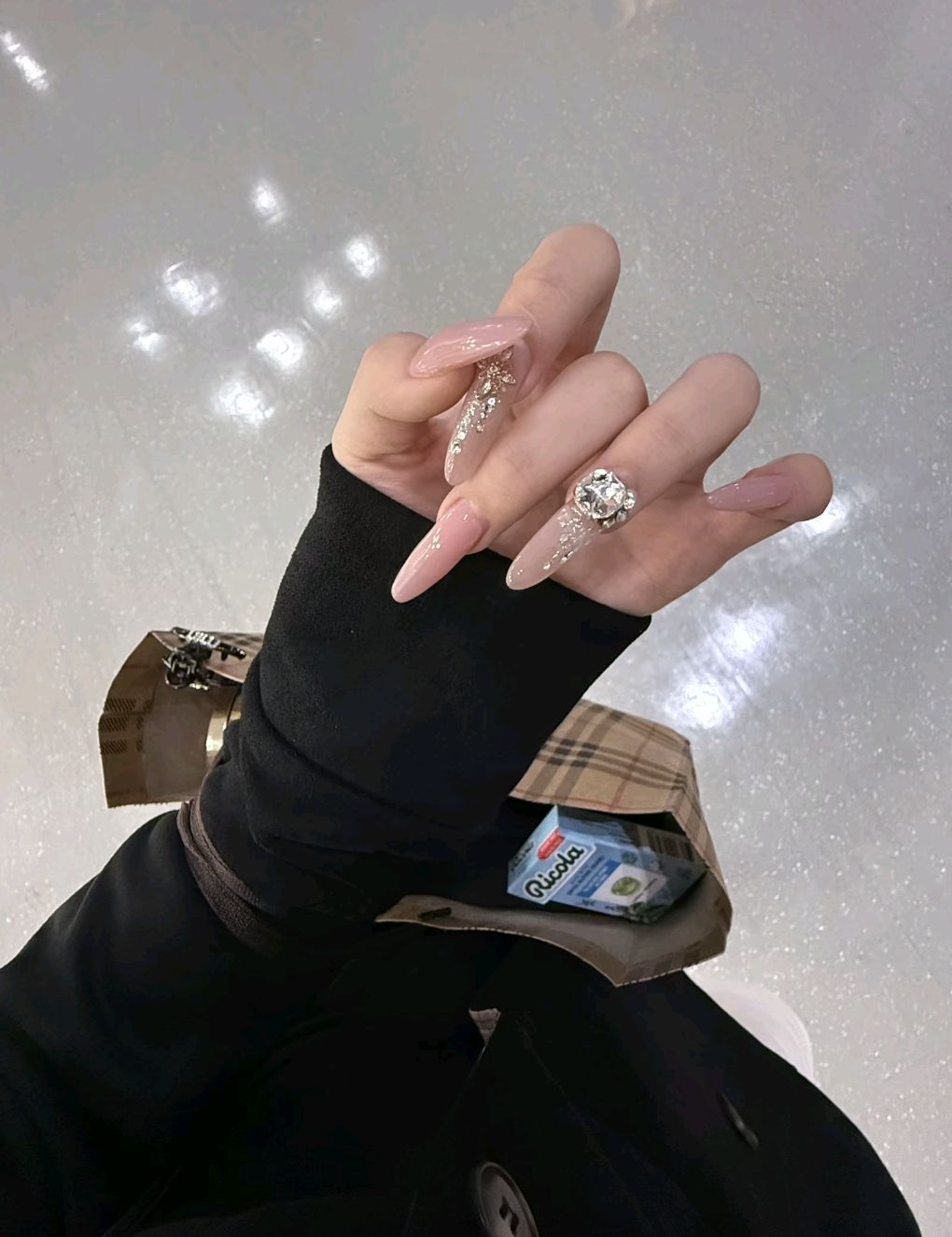 Elegante Stiletto-Nagelverlängerungen mit Kristallakzenten